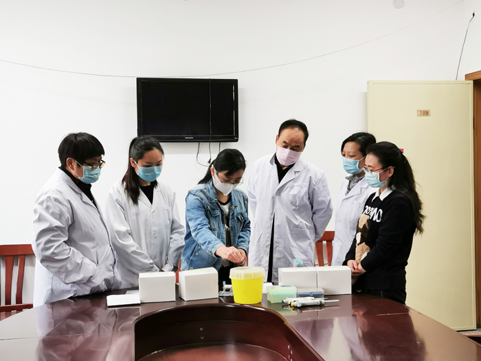 周斌带领校医院工作人员学习健康筛查技术