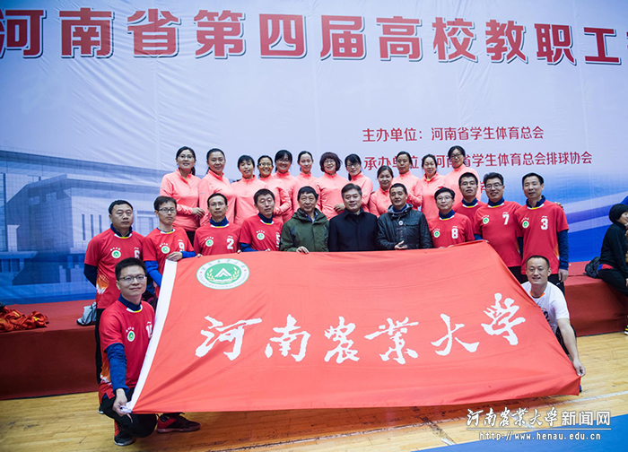 校党委副书记、工会主席李成吾与我校队员合影 校党委副书记、工会主席李成吾与我校队员合影