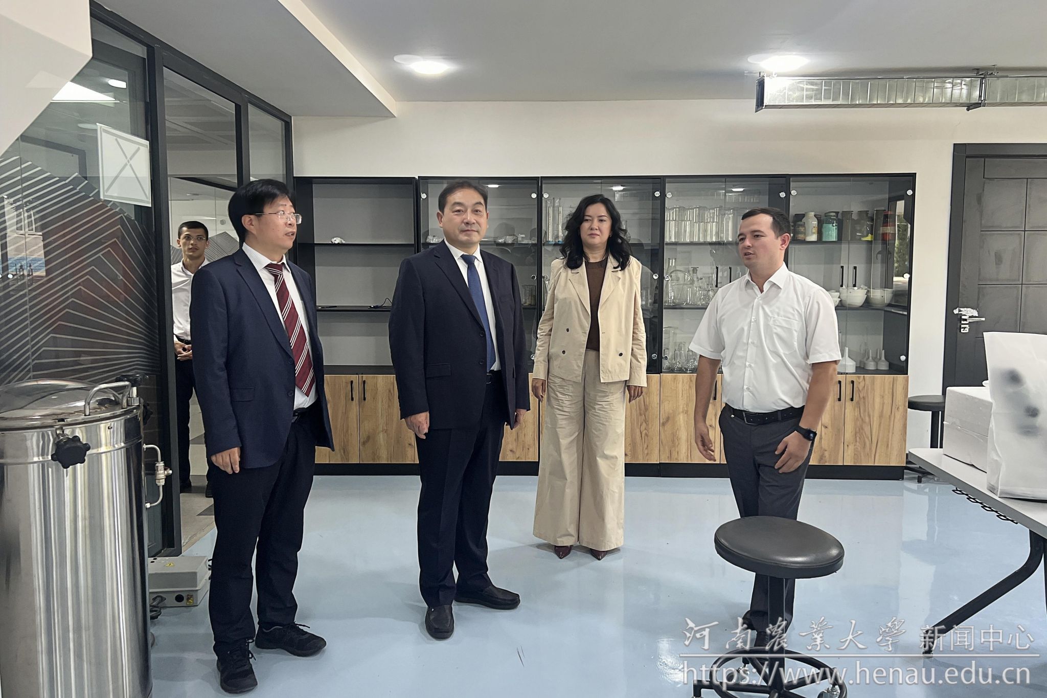 岳杰勇一行在乌兹别克斯坦国际农业大学访问.jpg