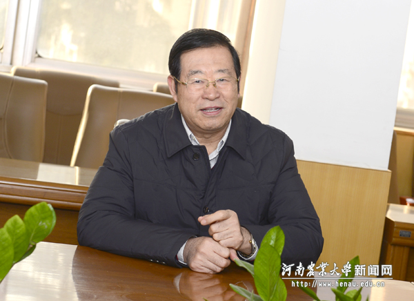 校党委书记程传兴介绍学校有关工作情况 校党委书记程传兴介绍学校有关工作情况