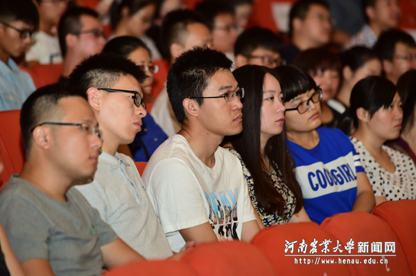 与会研究生认真听讲 与会研究生认真听讲