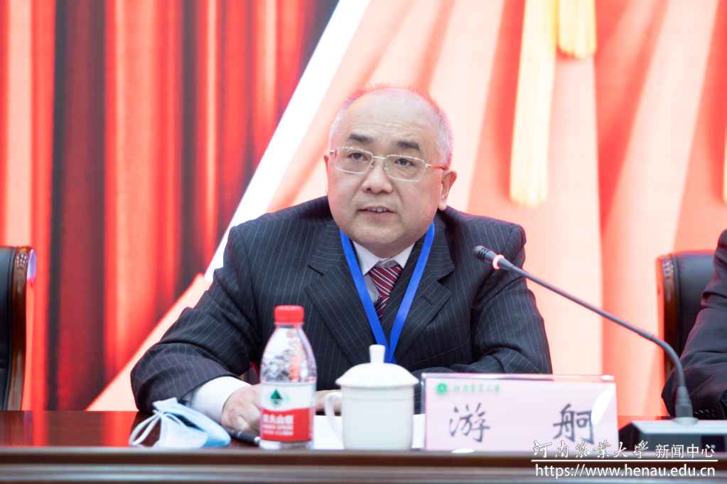 校党委副书记游舸主持会议1.jpg