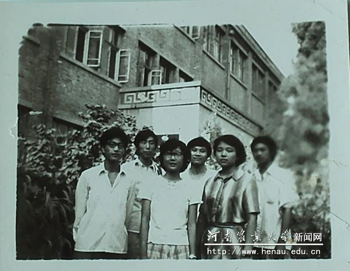 上大学时期留影(前排左二) 上大学时期留影(前排左二)