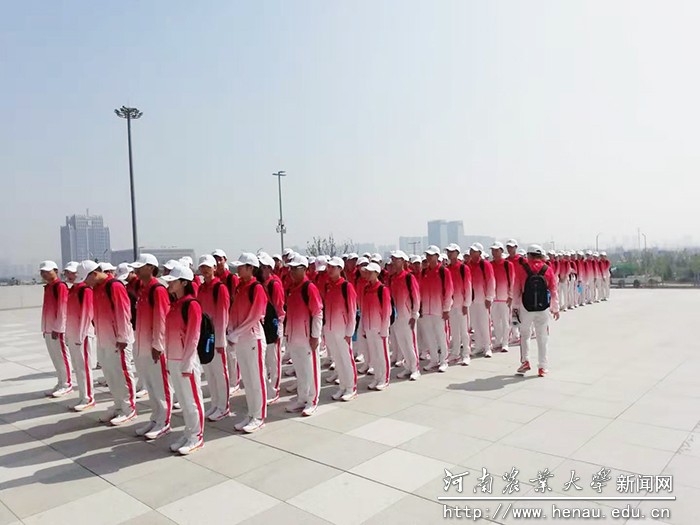 我校参加第十一届全国民族运动会志愿服务队的师生在烈日下演练 我校参加第十一届全国民族运动会志愿服务队的师生在烈日下演练