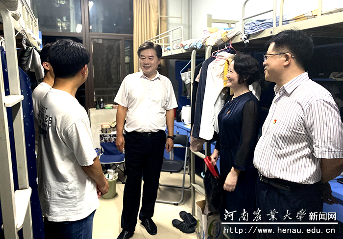 校党委副书记、工会主席李成吾在学生宿舍与毕业生交谈 校党委副书记、工会主席李成吾在学生宿舍与毕业生交谈