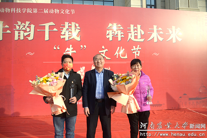 林同保校长颁奖 林同保校长颁奖