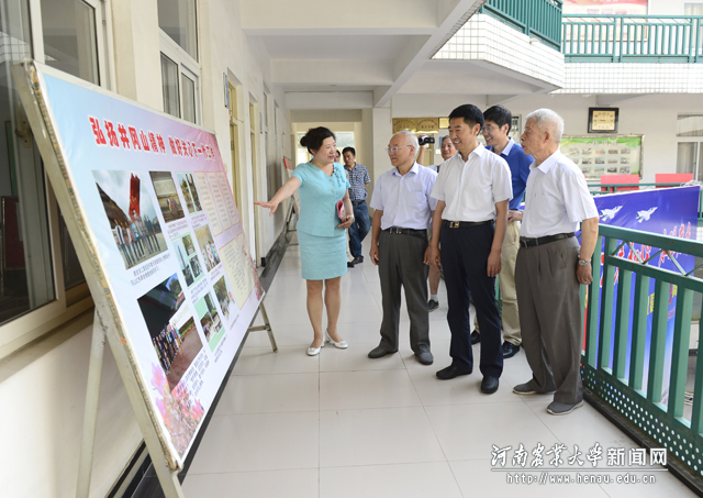 参观“不忘红色初心”诗词展和“唱响正能量”摄影展 参观“不忘红色初心”诗词展和“唱响正能量”摄影展