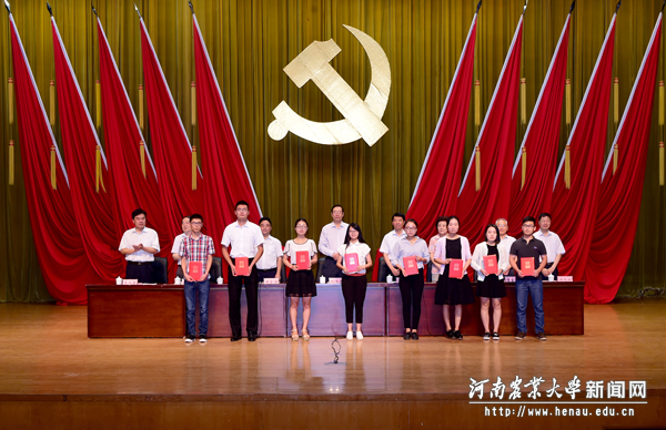 校领导为获奖代表颁奖 校领导为获奖代表颁奖