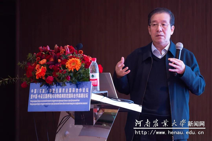 国家动物免疫学国际联合研究中心学术委员会副主任张涌作学术报告 国家动物免疫学国际联合研究中心学术委员会副主任张涌作学术报告