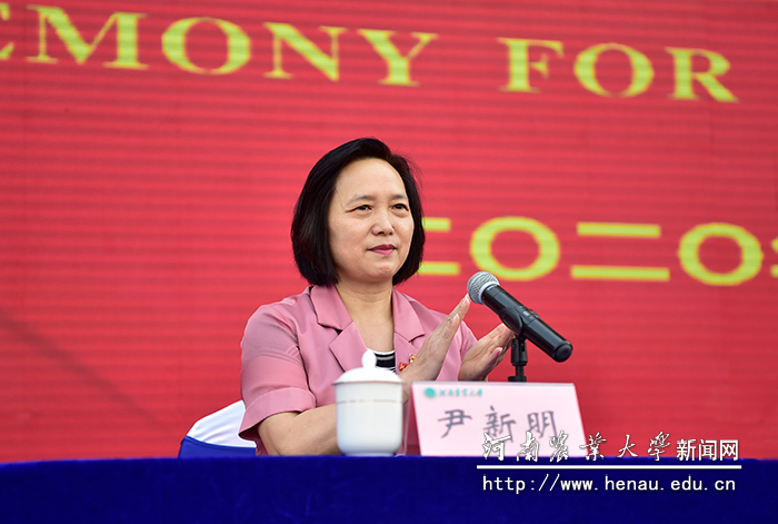 副校长尹新明主持典礼 副校长尹新明主持典礼