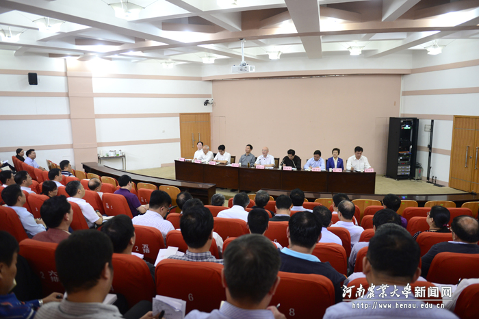 学校召开中层干部会议,安排部署近期重点工作 学校召开中层干部会议,安排部署近期重点工作