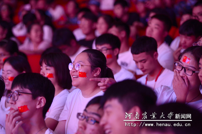 精彩的比赛吸引了现场观众的热烈掌声 精彩的比赛吸引了现场观众的热烈掌声