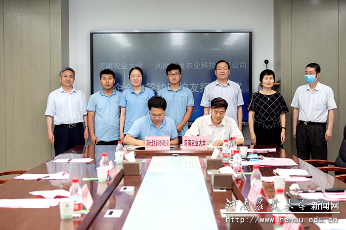副校长康相涛与河南七度农业科技有限公司董事长李纪锁代表双方签署合作协议