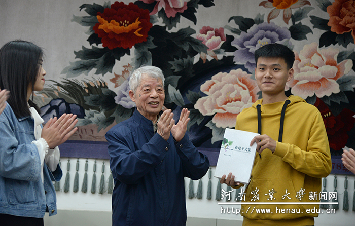 赠送学生书籍 赠送学生书籍