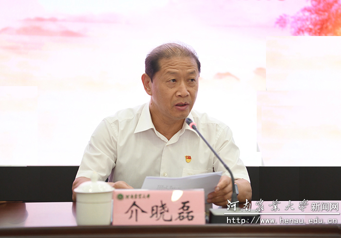 校党委副书记、副校长介晓磊宣读表彰决定 校党委副书记、副校长介晓磊宣读表彰决定