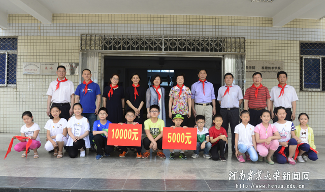我校附中小学部小朋友为柳娜一行戴上红领巾 我校附中小学部小朋友为柳娜一行戴上红领巾