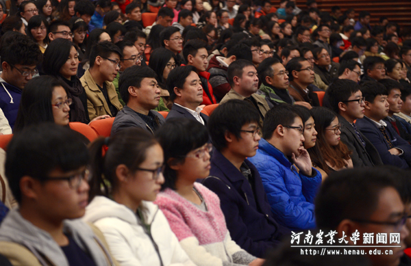 校党委副书记、工会主席褚金海与师生一起参加报告会 校党委副书记、工会主席褚金海与师生一起参加报告会