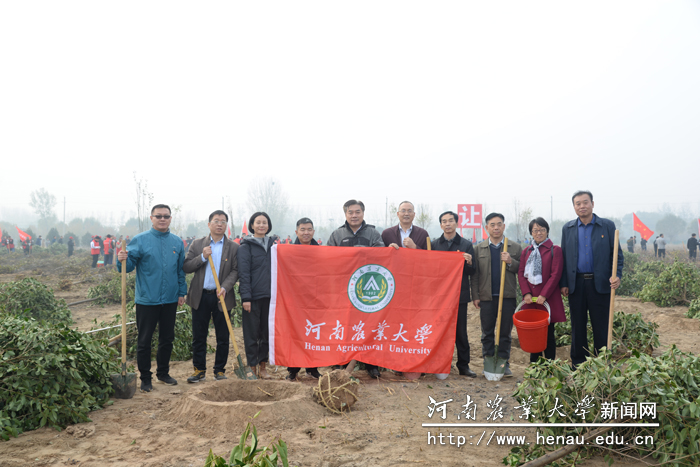参加植树活动的师生留影 参加植树活动的师生留影