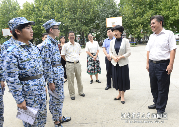 郭岩松、李成吾与参加网络安全教育的新生交流 郭岩松、李成吾与参加网络安全教育的新生交流