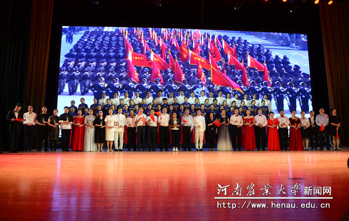 校领导和师生一起唱响《歌唱祖国》 校领导和师生一起唱响《歌唱祖国》