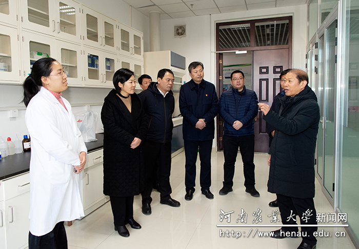 与会人员到河南粮食作物协同创新中心和省部共建小麦玉米作物学国家重点实验室参观 与会人员到河南粮食作物协同创新中心和省部共建小麦玉米作物学国家重点实验室参观