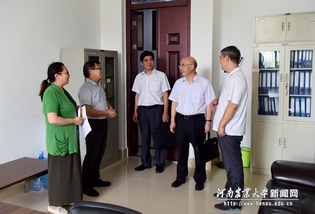 校党委书记李留心一行到文法学院调研 校党委书记李留心一行到文法学院调研