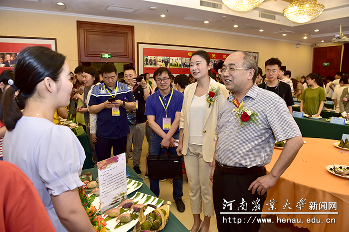 校纪委书记游舸到现场参观食品展并和同学们交谈2 校纪委书记游舸到现场参观食品展并和同学们交谈2