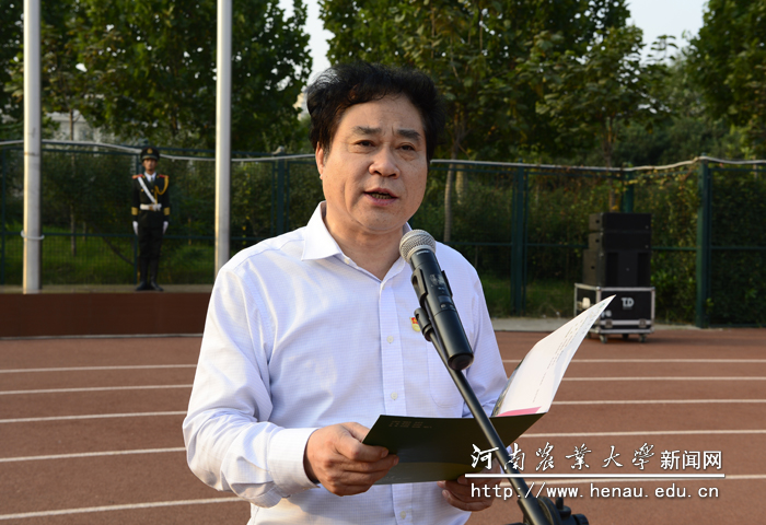 校长、中国工程院院士张改平主持升旗仪式 校长、中国工程院院士张改平主持升旗仪式