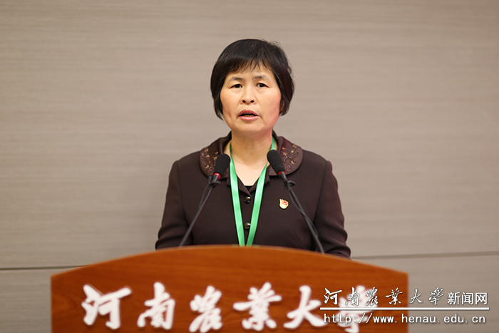 学校教育发展基金会秘书长、校友办主任张倩华报告教育发展基金会筹备成立情况 学校教育发展基金会秘书长、校友办主任张倩华报告教育发展基金会筹备成立情况