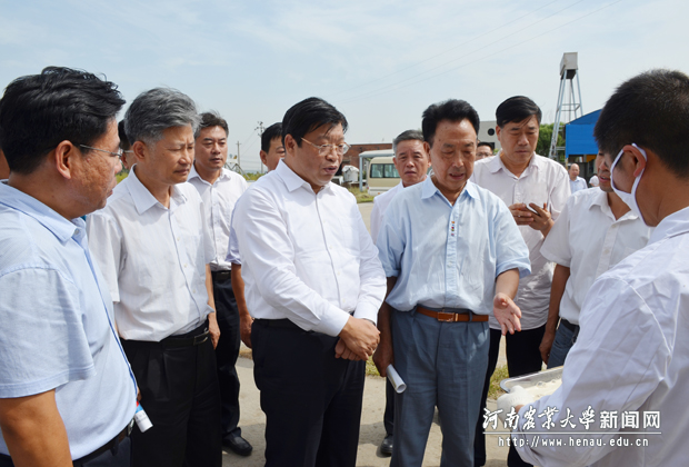 省政协副主席张广智听取项目负责人张百良教授的介绍 省政协副主席张广智听取项目负责人张百良教授的介绍
