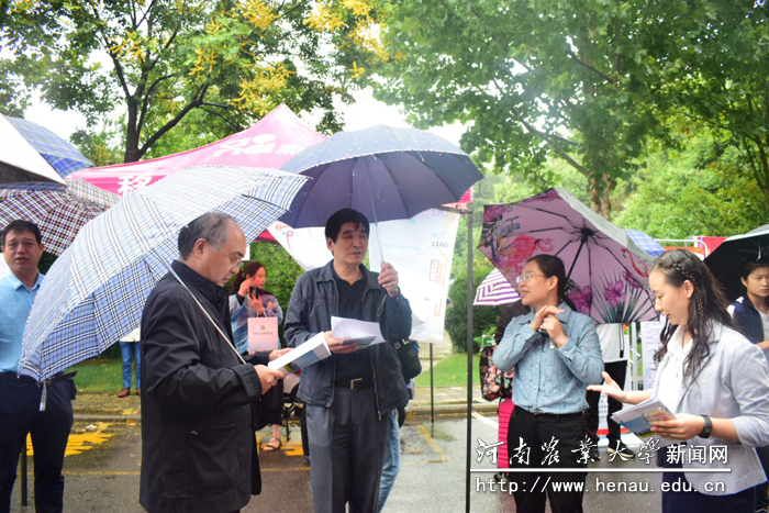 校领导查看文化路校区新生报到情况 校领导查看文化路校区新生报到情况