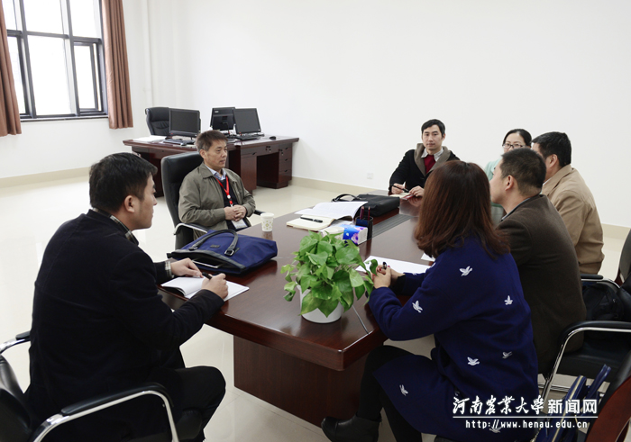 专家组成员、华北水利水电大学副校长王天泽与教师代表座谈