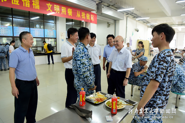 校党委书记李留心和就餐的同学亲切交谈 校党委书记李留心和就餐的同学亲切交谈