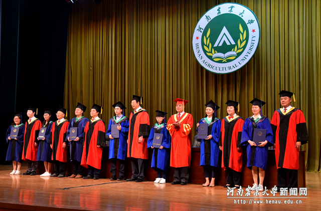 校领导为毕业生授予学位 校领导为毕业生授予学位