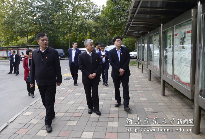 考评组查看宣传阵地建设情况 考评组查看宣传阵地建设情况