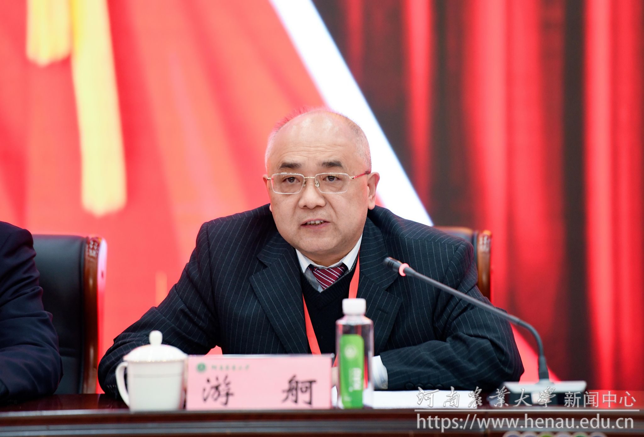 校党委副书记游舸主持第二次全体会议_副本.jpg