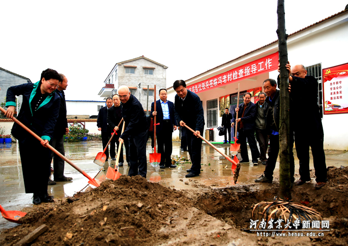 校党委书记李留心与大家一起种下树木 校党委书记李留心与大家一起种下树木