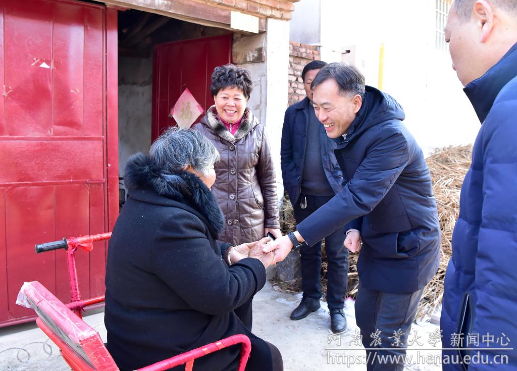 李成伟亲切看望慰问村民.jpg
