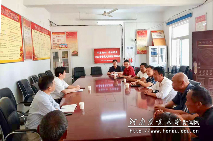 校党委副书记赵榴明与当地干部群众座谈