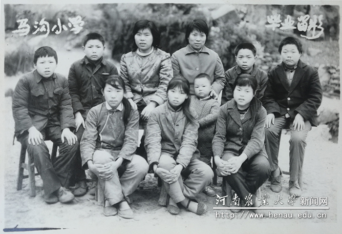 小学毕业照(后排左一) 小学毕业照(后排左一)