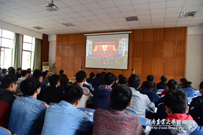 学校青马班学员集中收听收看开幕式 学校青马班学员集中收听收看开幕式