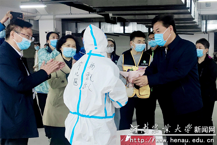 校党委副书记、工会主席李成吾和副校长尹新明在龙子湖校区向医务工作者送上护士节祝福