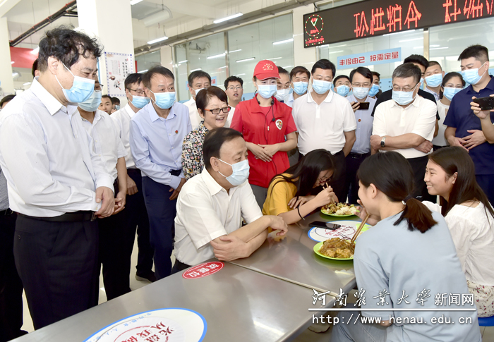 武维华与正在就餐的大学生座谈交流 武维华与正在就餐的大学生座谈交流