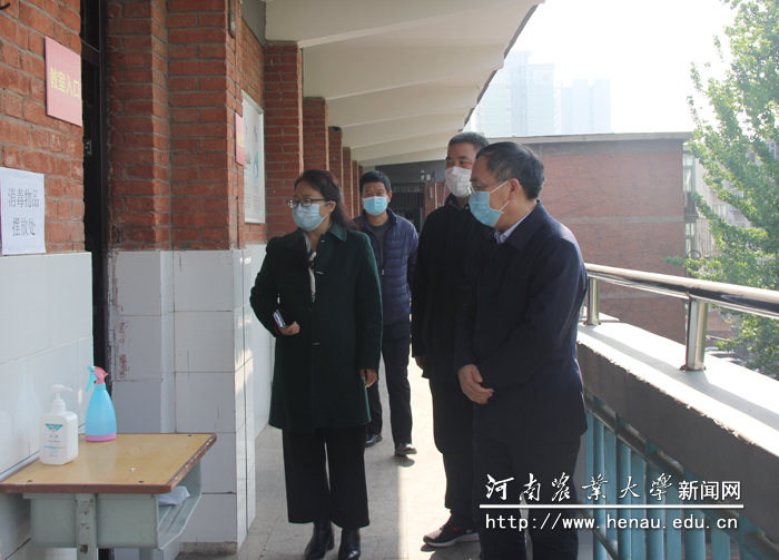 副校长尚富德查看附中初三返校复学第一天工作情况 副校长尚富德查看附中初三返校复学第一天工作情况