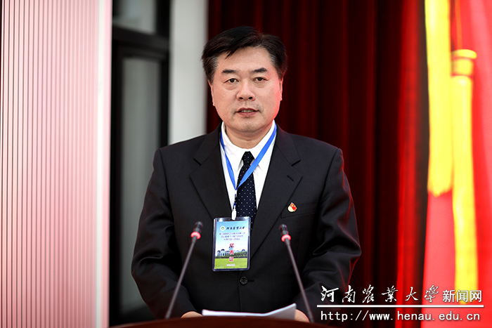 校党委副书记、工会主席李成吾作《工会工作报告》 校党委副书记、工会主席李成吾作《工会工作报告》