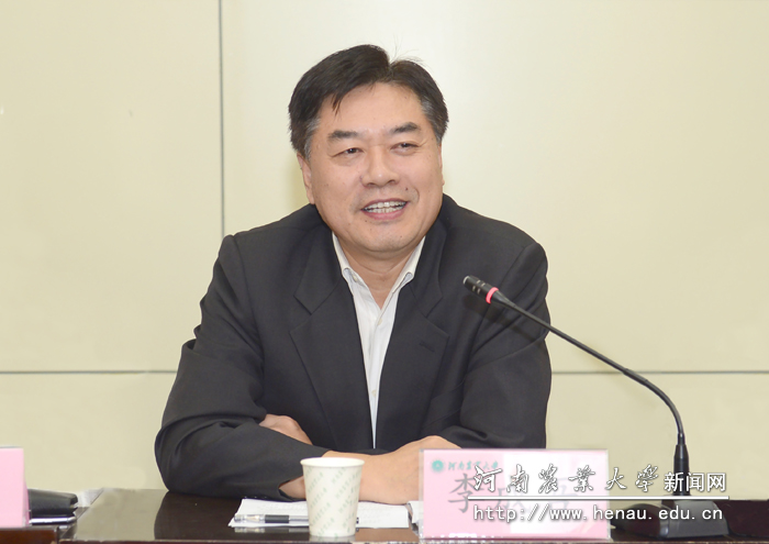 校党委副书记、工会主席李成吾主持会议 校党委副书记、工会主席李成吾主持会议