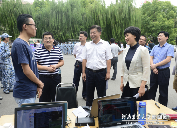 郭岩松、李成吾与参加网络安全咨询活动的师生交流 郭岩松、李成吾与参加网络安全咨询活动的师生交流