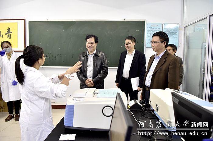 张改平在林学院彭万喜实验室调研