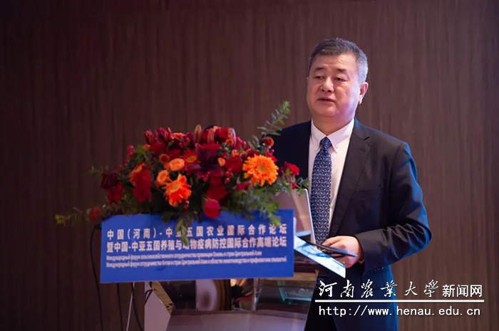 中国工程院院士、军事科学院军事医学研究院、国家动物免疫学国际联合研究中心学术委员会主任金宁一作学术报告 中国工程院院士、军事科学院军事医学研究院、国家动物免疫学国际联合研究中心学术委员会主任金宁一作学术报告