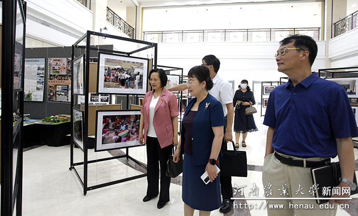 崔燕教授参观照片展